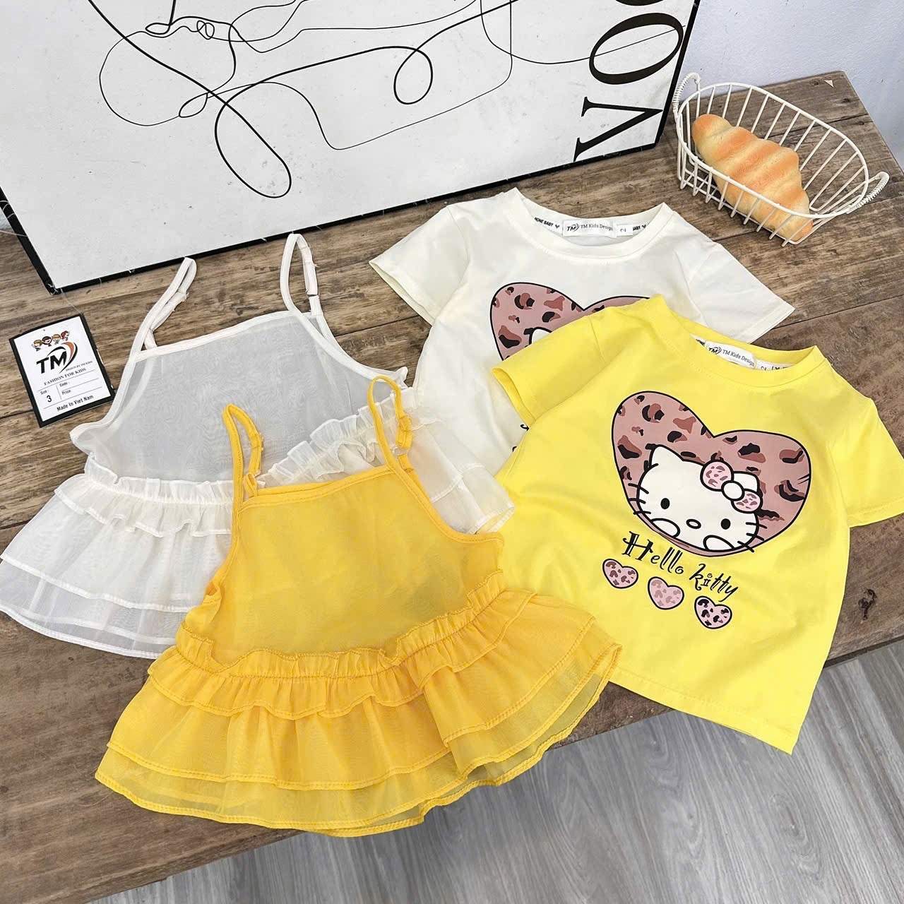 Sét áo kitty quần bò lỡ bé gái tm
