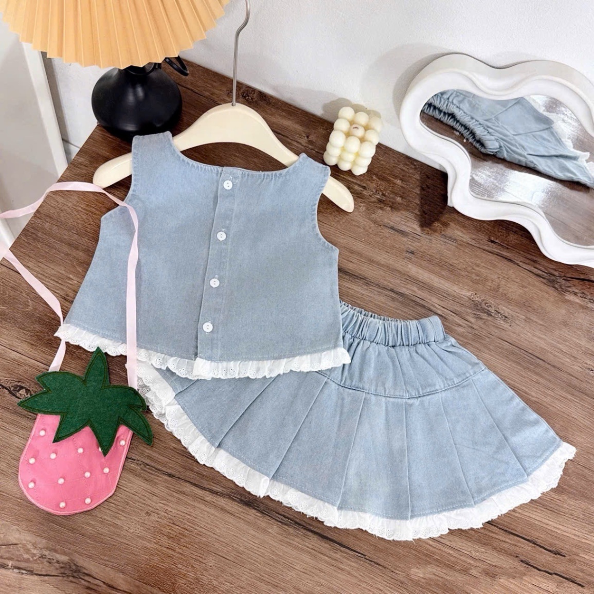 Sét bộ bò croptop hình gấu kèm túi dâu bé gái
