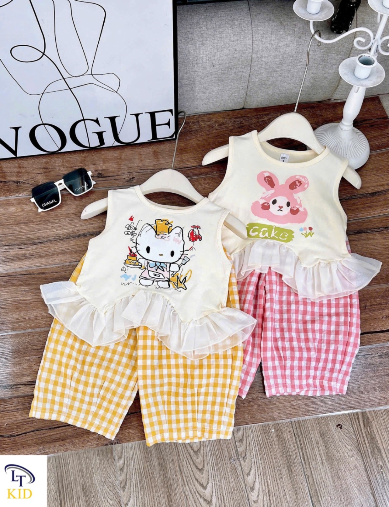 Sét áo hình sát nách kèm quần caro ống lỡ bé gái