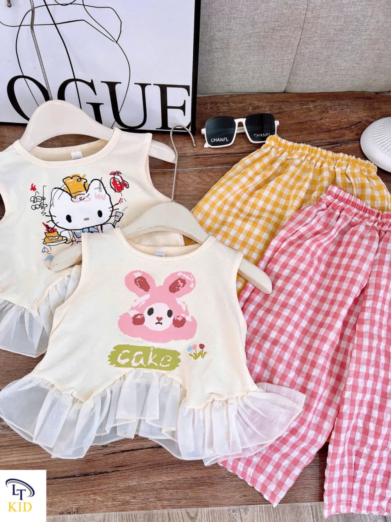 Sét áo hình sát nách kèm quần caro ống lỡ bé gái