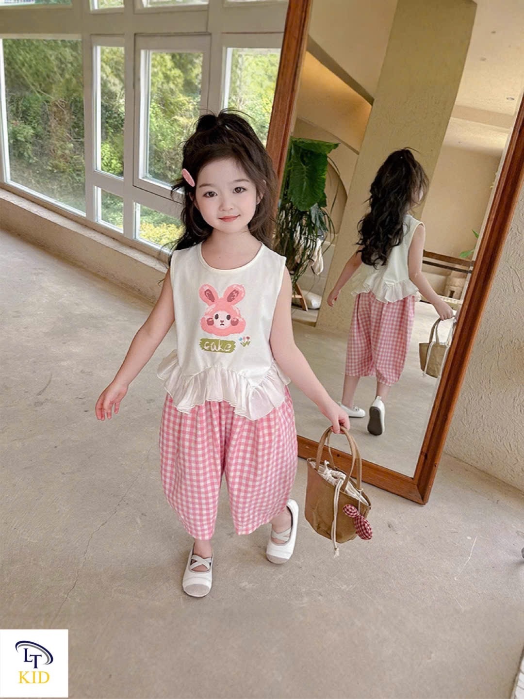 Sét áo hình sát nách kèm quần caro ống lỡ bé gái