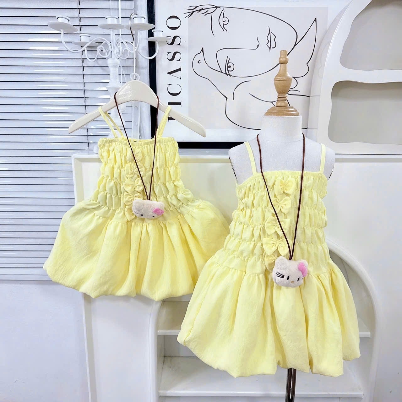 Váy 2 dây vàng bồng kèm dây đeo thỏ cho bé gái