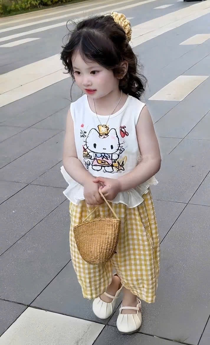 Sét áo hình sát nách kèm quần caro ống lỡ bé gái