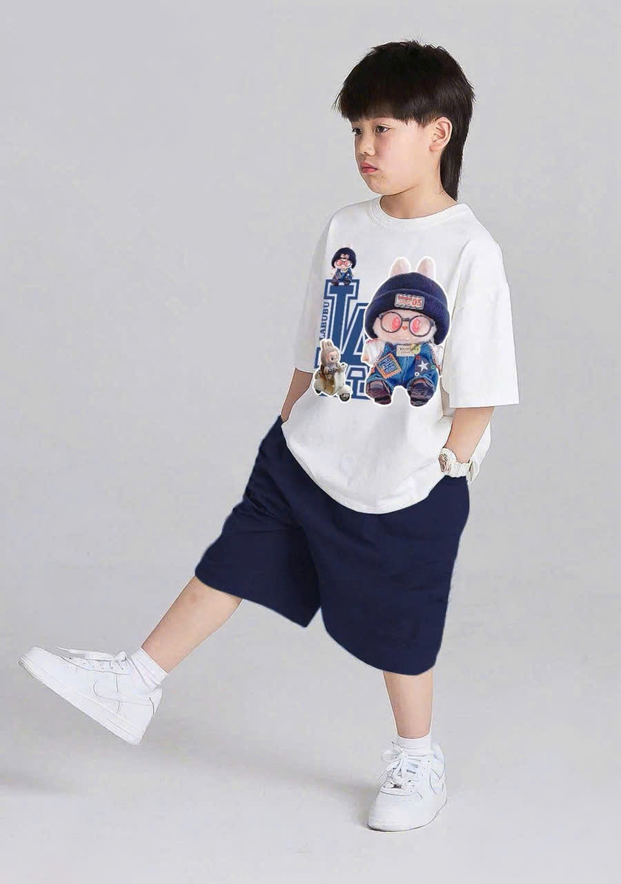 SEO VNXK: Bộ quần kaki xanh hình labubu đeo kính cho bé trai