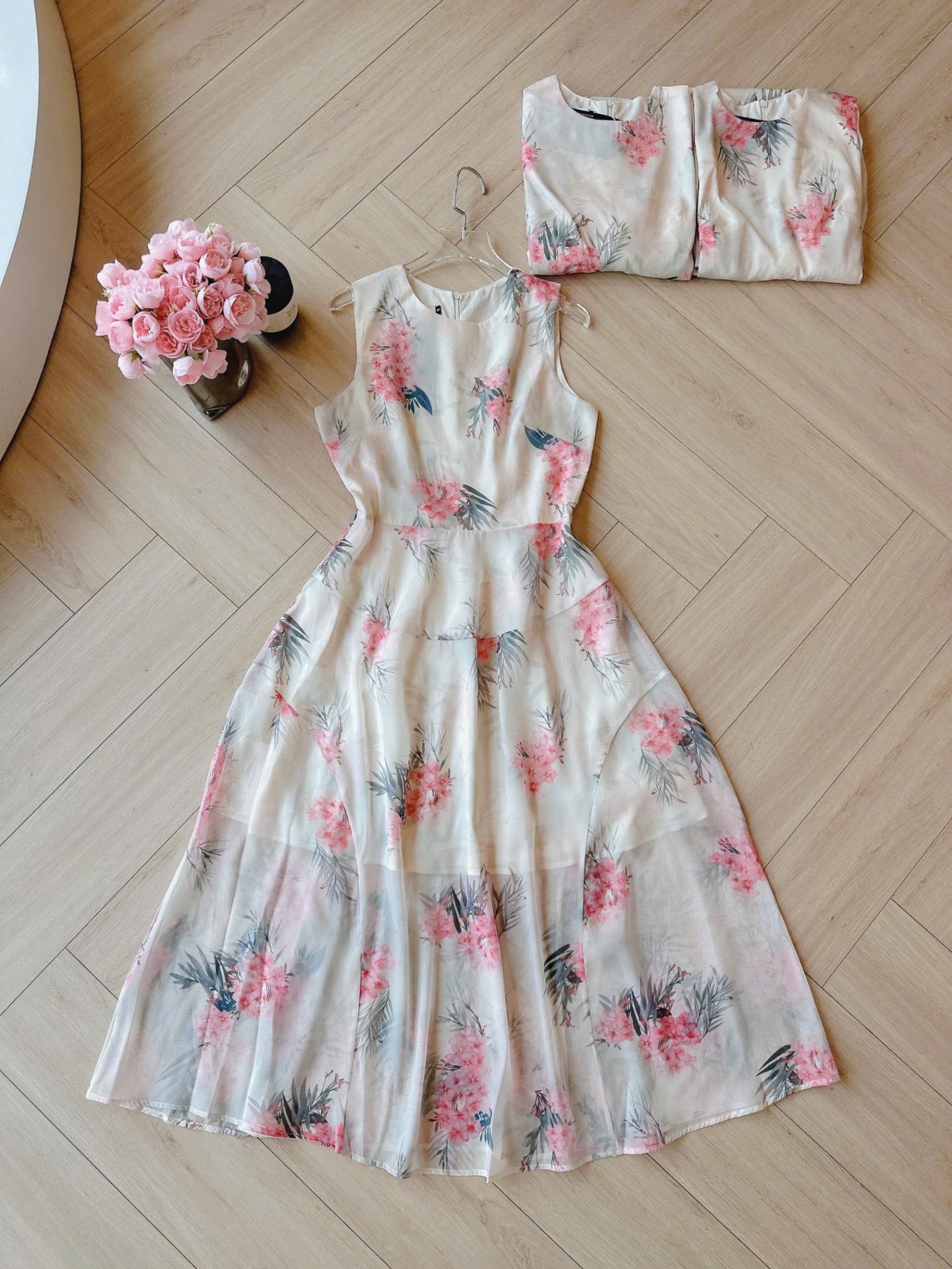 Váy hoa hai lớp với chất liệu voan