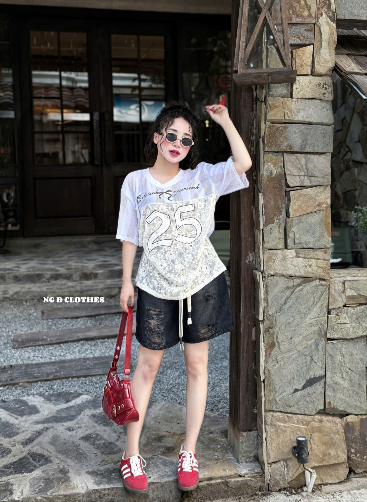 Set bộ thể thao phối ren phá cách mix cùng quần jean rách khói