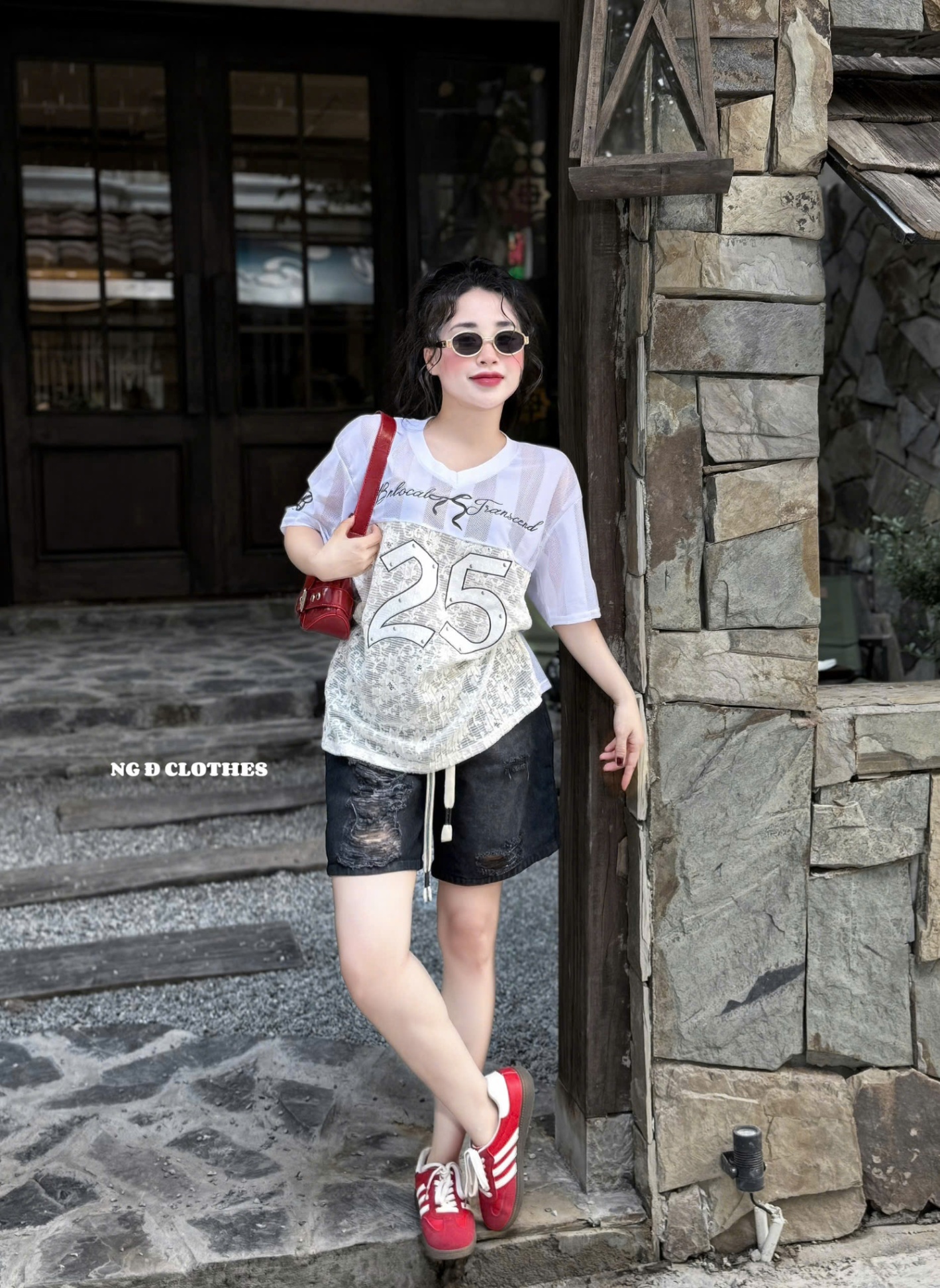 Set bộ thể thao phối ren phá cách mix cùng quần jean rách khói