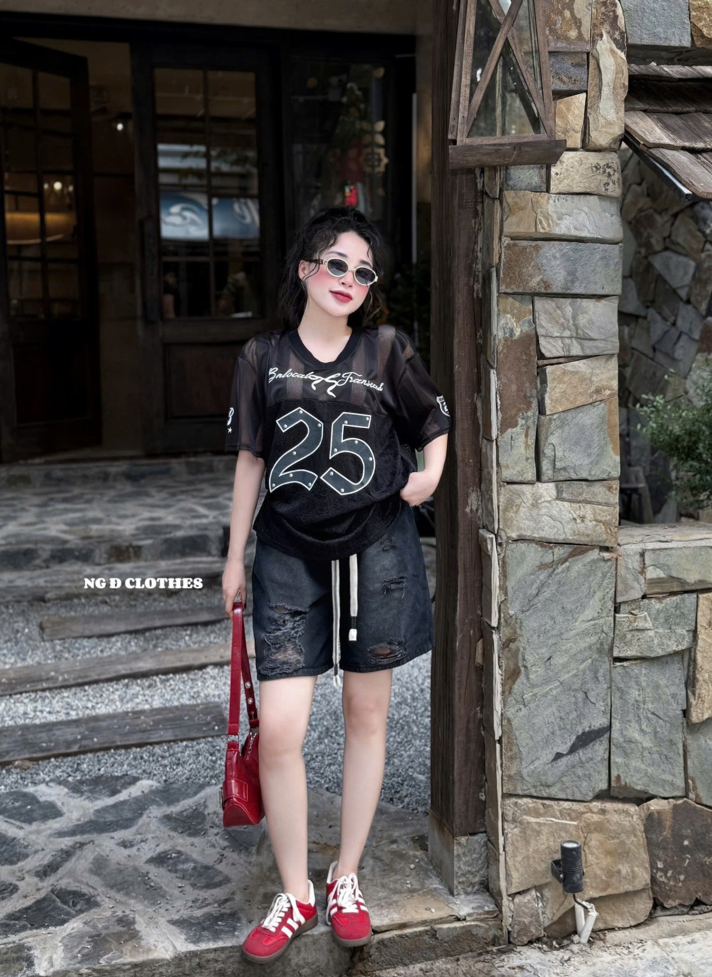 Set bộ thể thao phối ren phá cách mix cùng quần jean rách khói