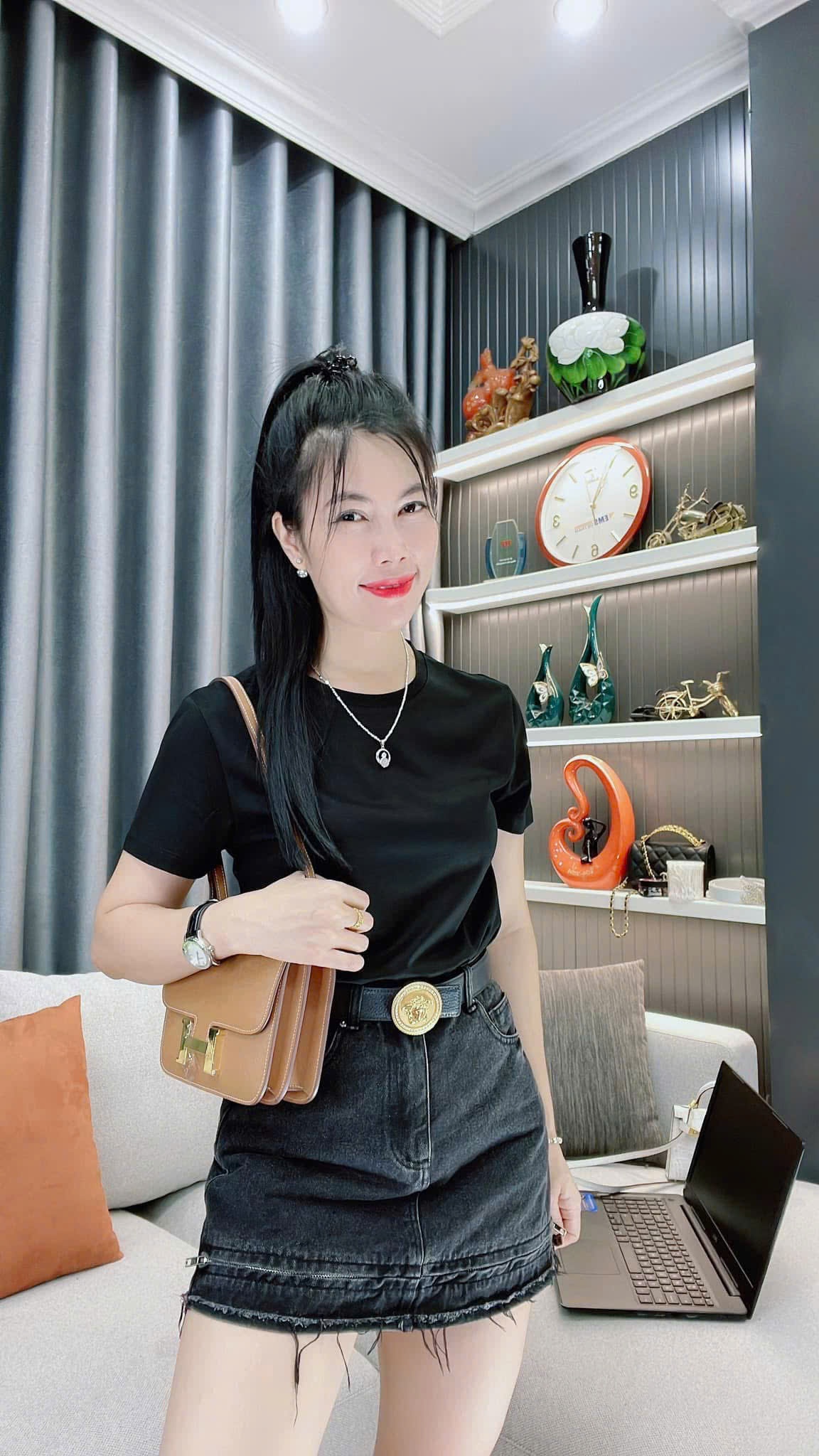 Còn 5c sz l phom như mẫu mặc từ 40-53kg 55--56 kg mặc ôm hơn mẫu nha Sale 55k