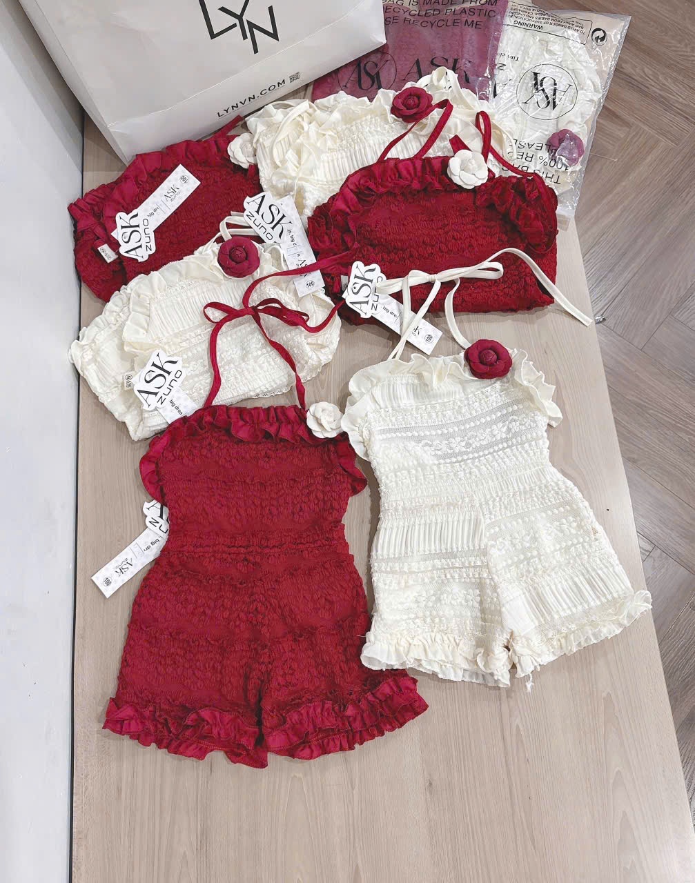Xả VNXK: Jum bé gái Còn đỏ 130-140-150 3 set sale #65k/1b Bảng size tham khảo : Size 130: 17-20kg Size 140: 20-24kg Size 150: 24-27kg