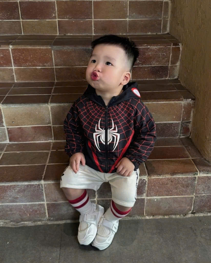 Áo gió đen siêu nhân nhện