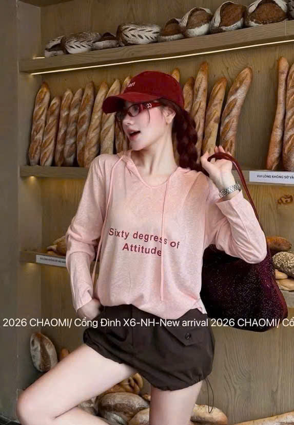 Áo thun giấy hồng có mũ dài tay nữ in chữ