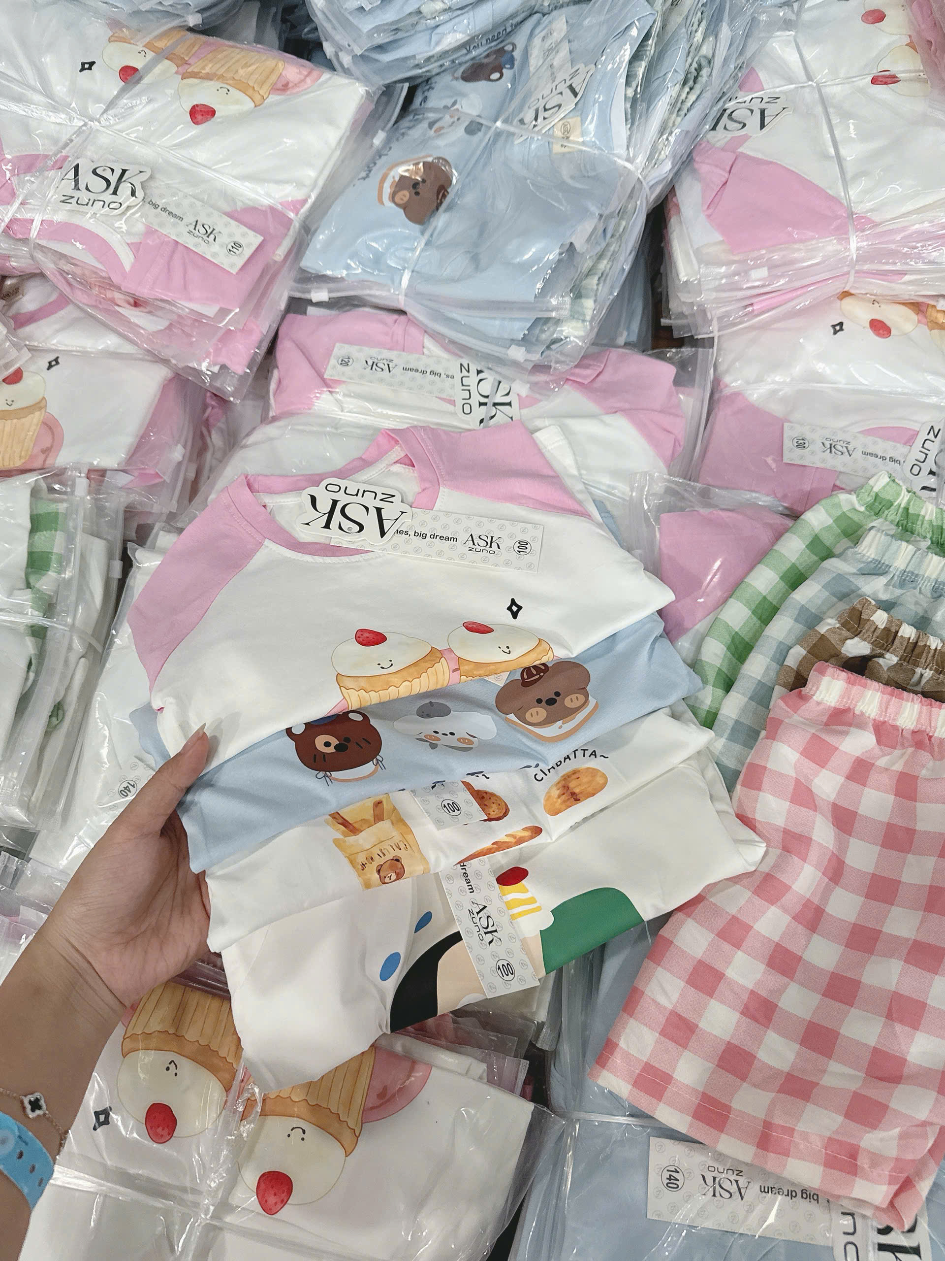 Ask Bộ cotton họa tiết quần kẻ caro VNXK