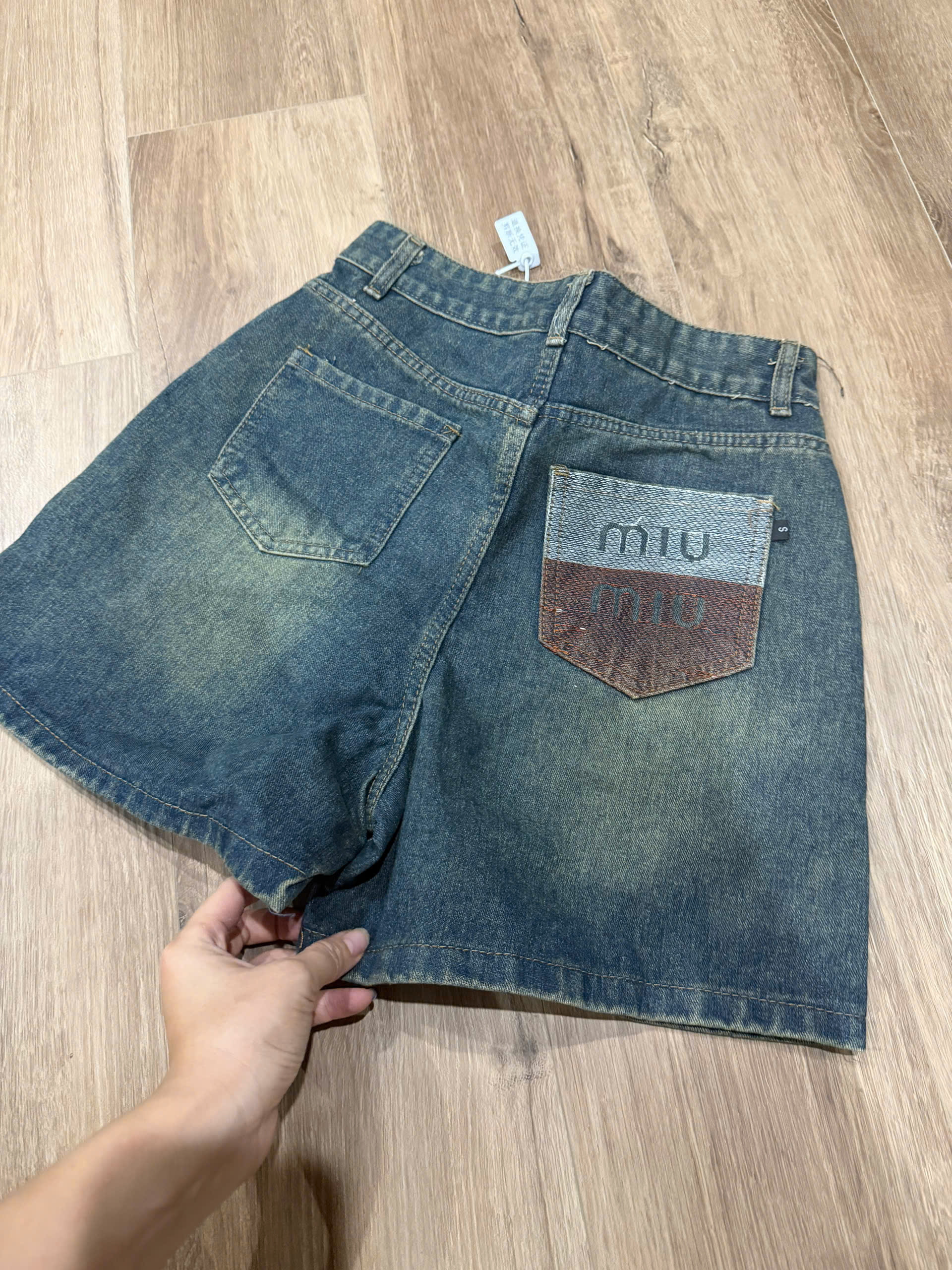 Quần jean thêu MIU túi sau S 40-47kg QJ63