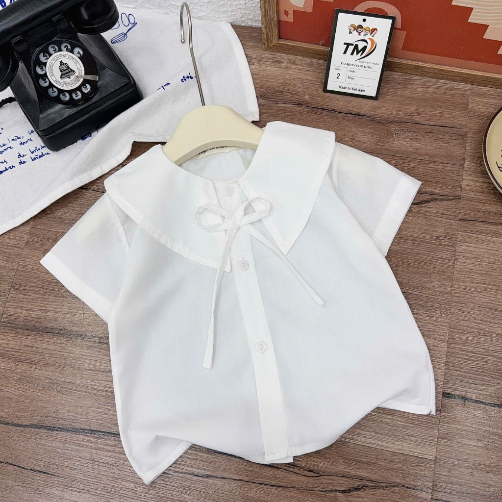 Sét áo cổ bèo trắng chân váy bí đen đính nơ bé gái