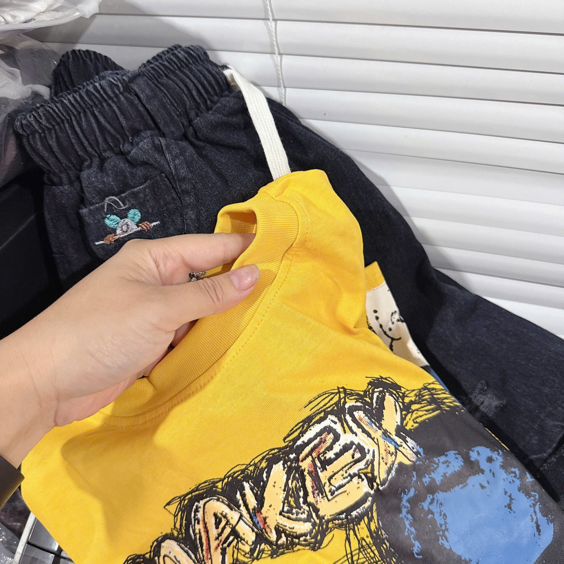 Sét áo cotton vàng in Mickeyy quần đùi jean cạp chun hè nữ B1