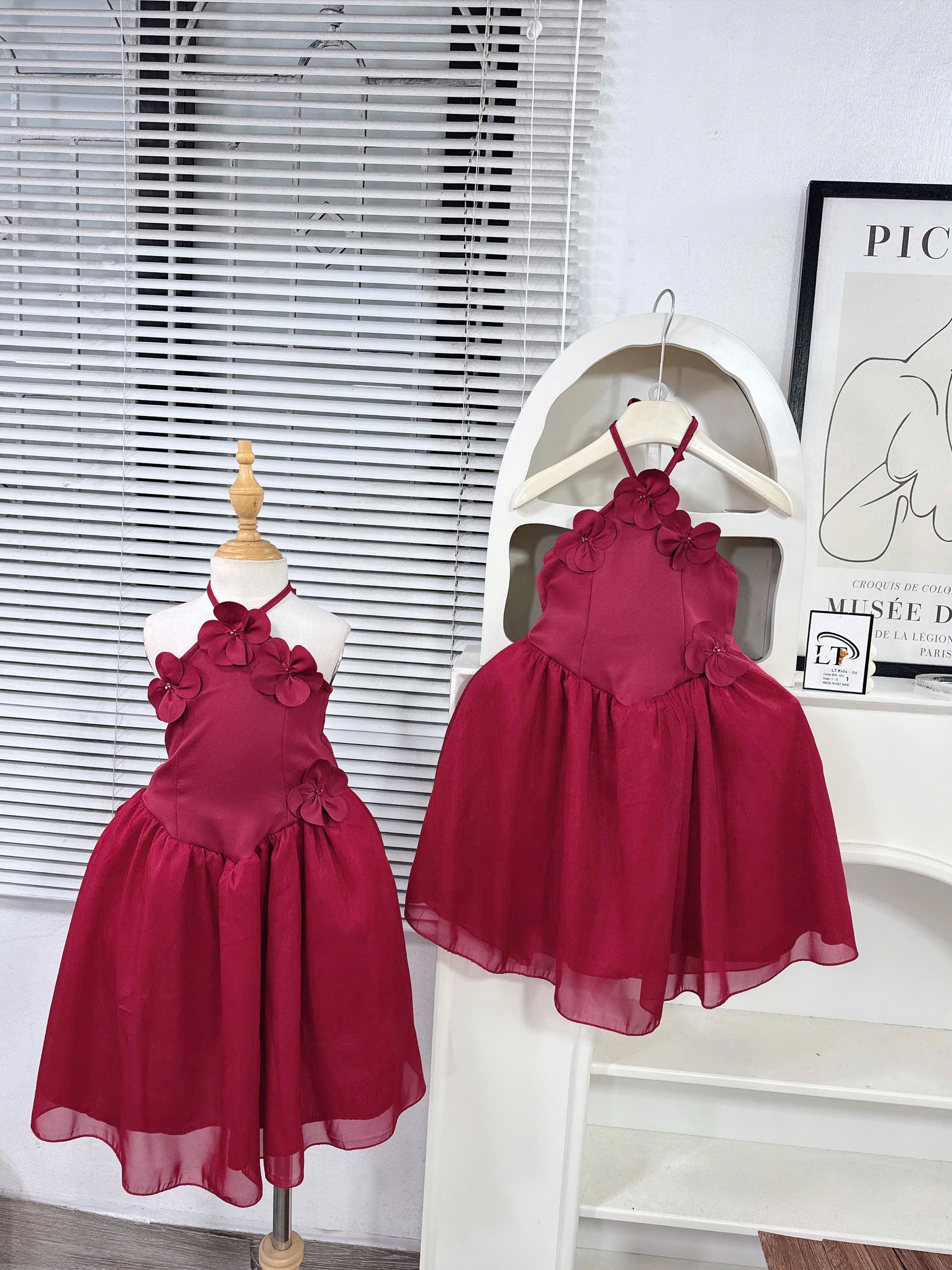 Váy maxi đỏ bé gái cổ yếm