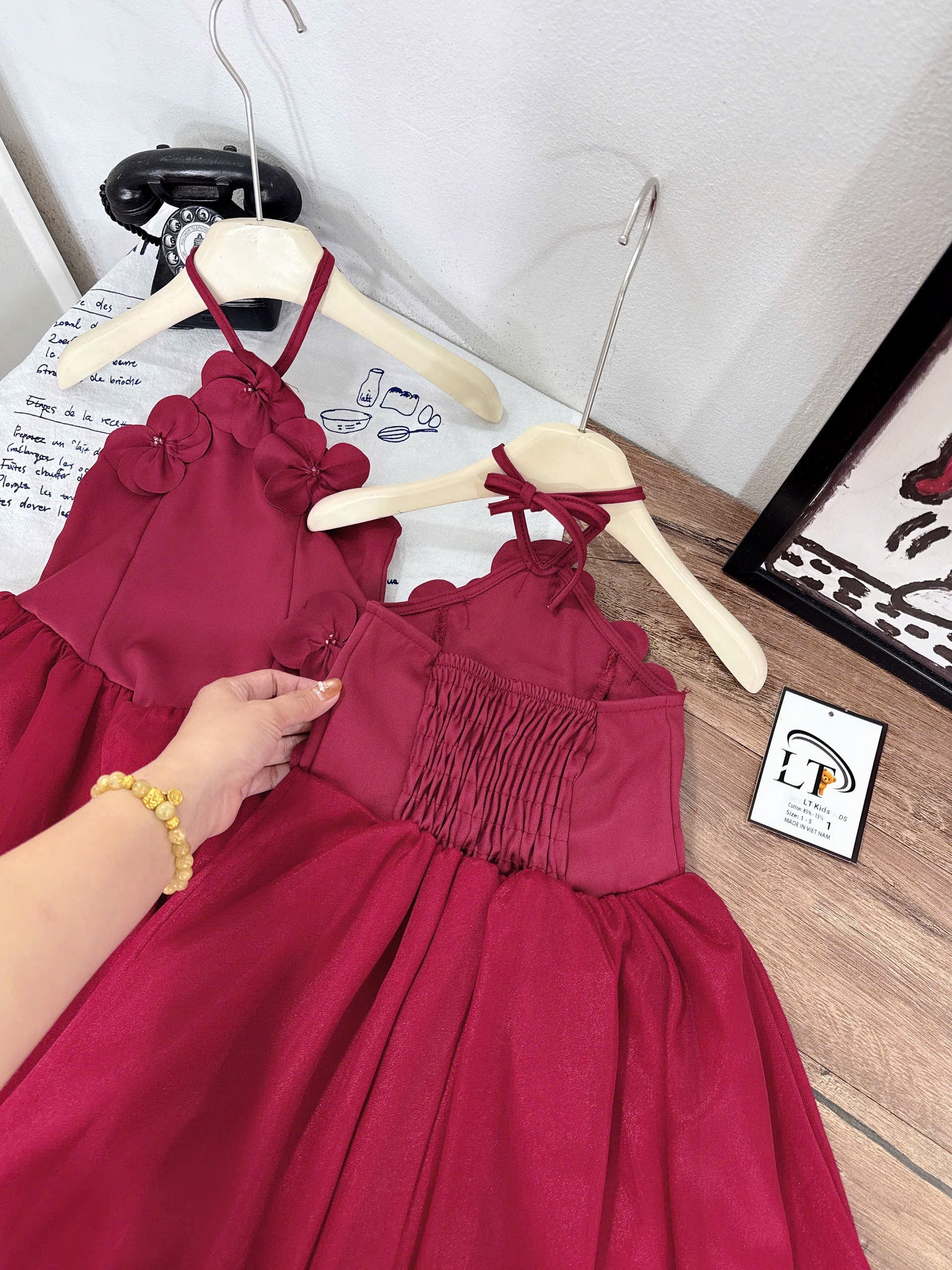 Váy maxi đỏ bé gái cổ yếm