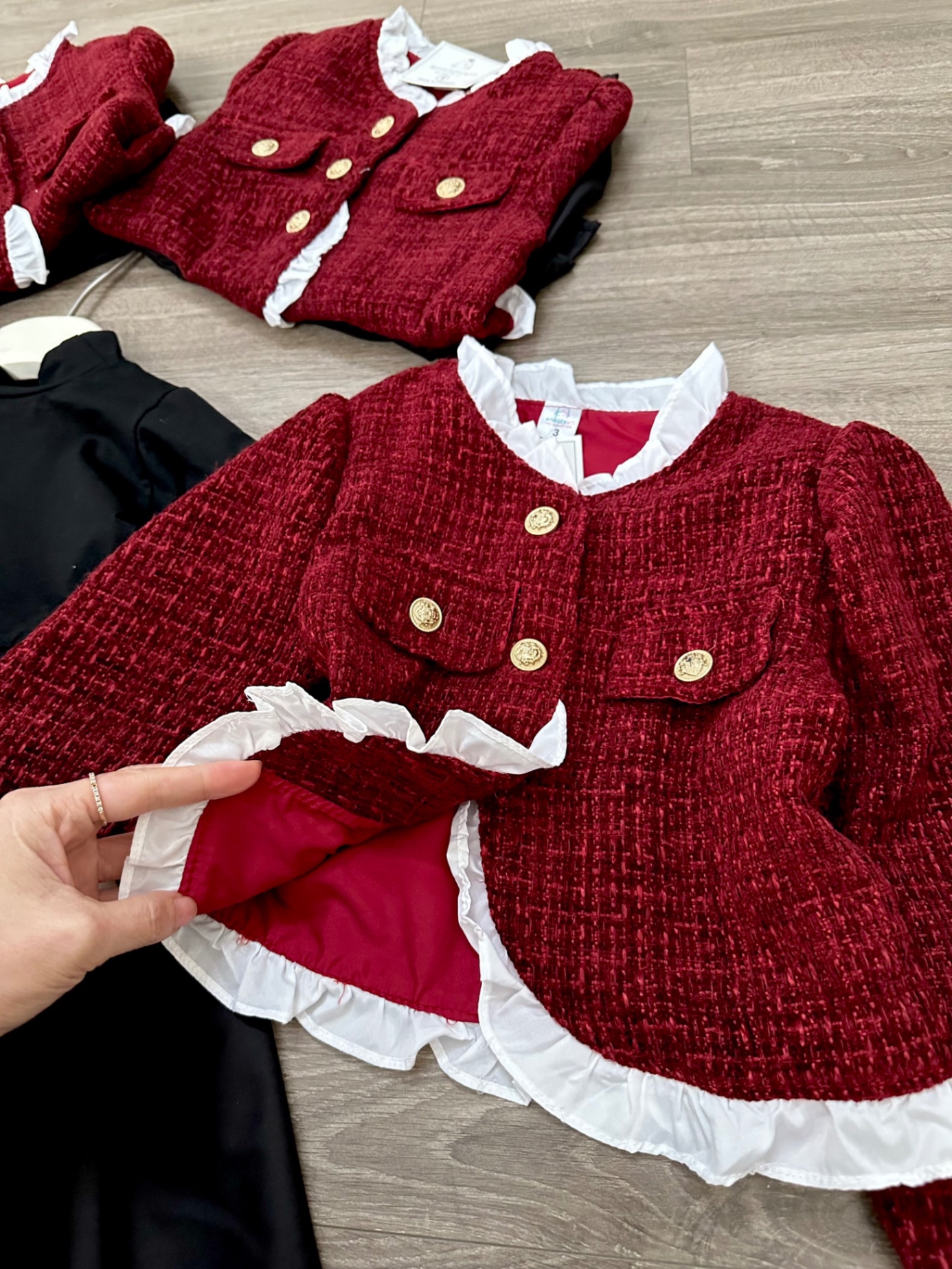 Xả 10-26kg : Sét váy đen kèm áo dạ đỏ bé gái TG1