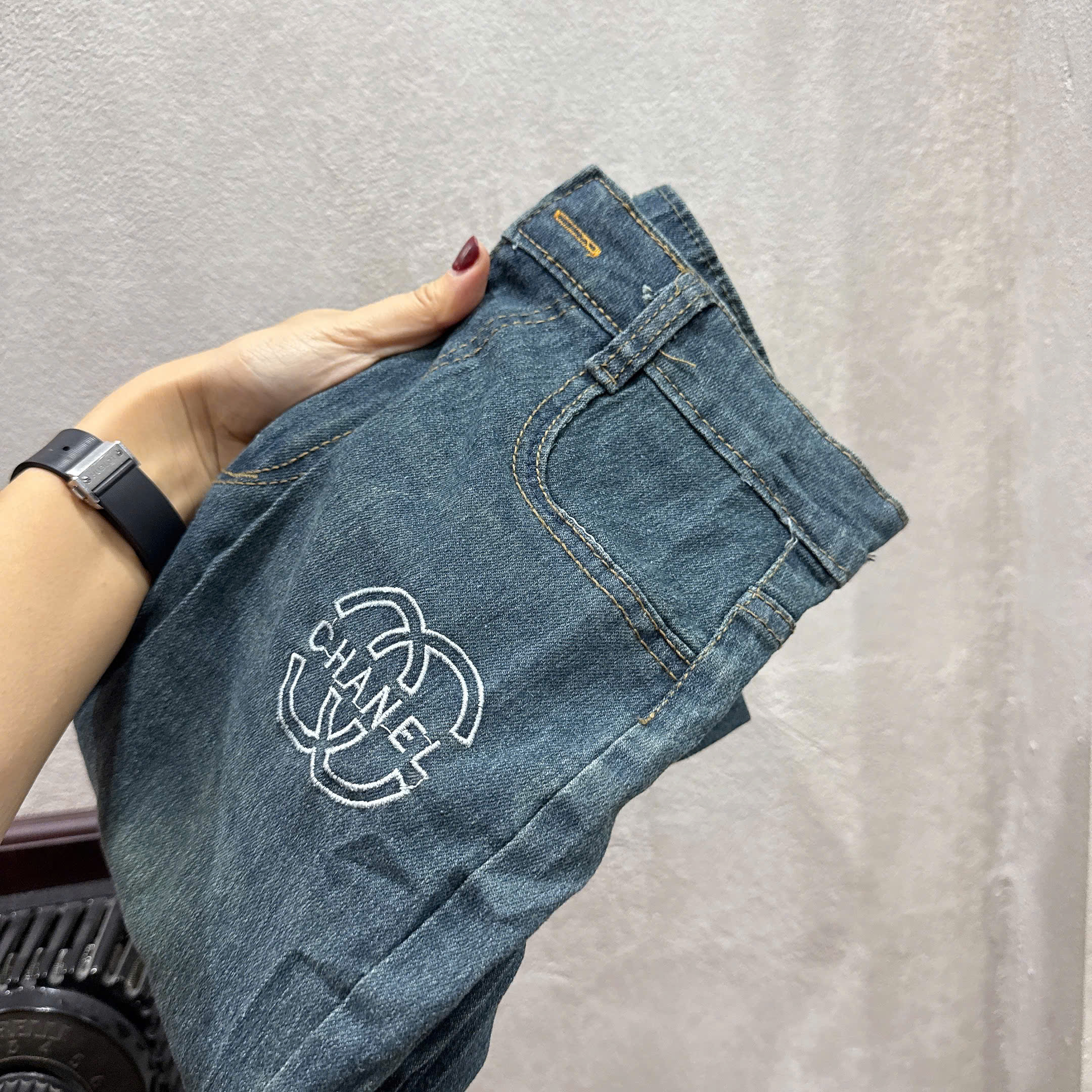 Xả S-47kg: Quần jean nữ thêu Chà Neo QJ06