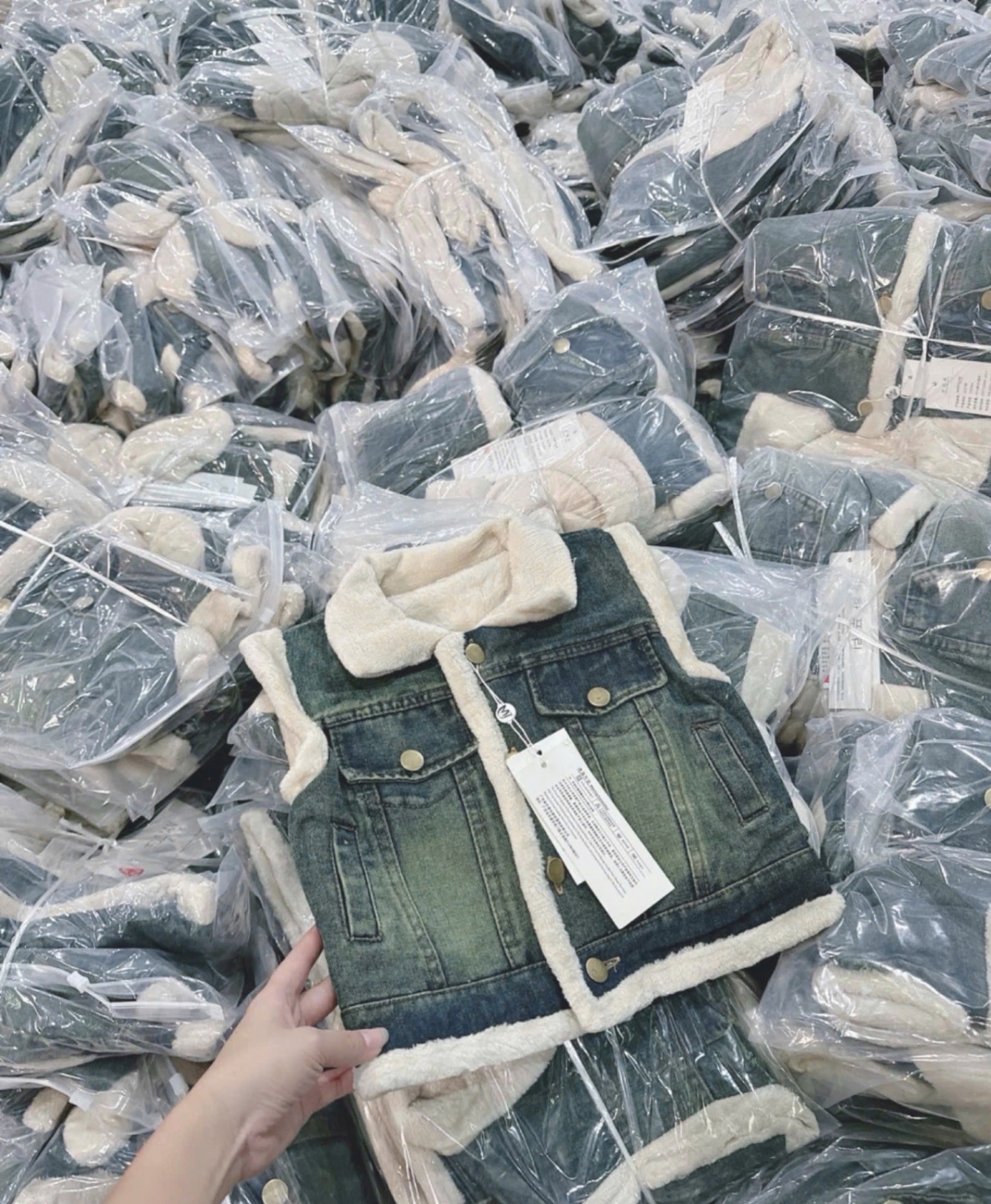 Xả VNXK S130: 17-20kg: Áo gile jean lót lông cho bé TG11