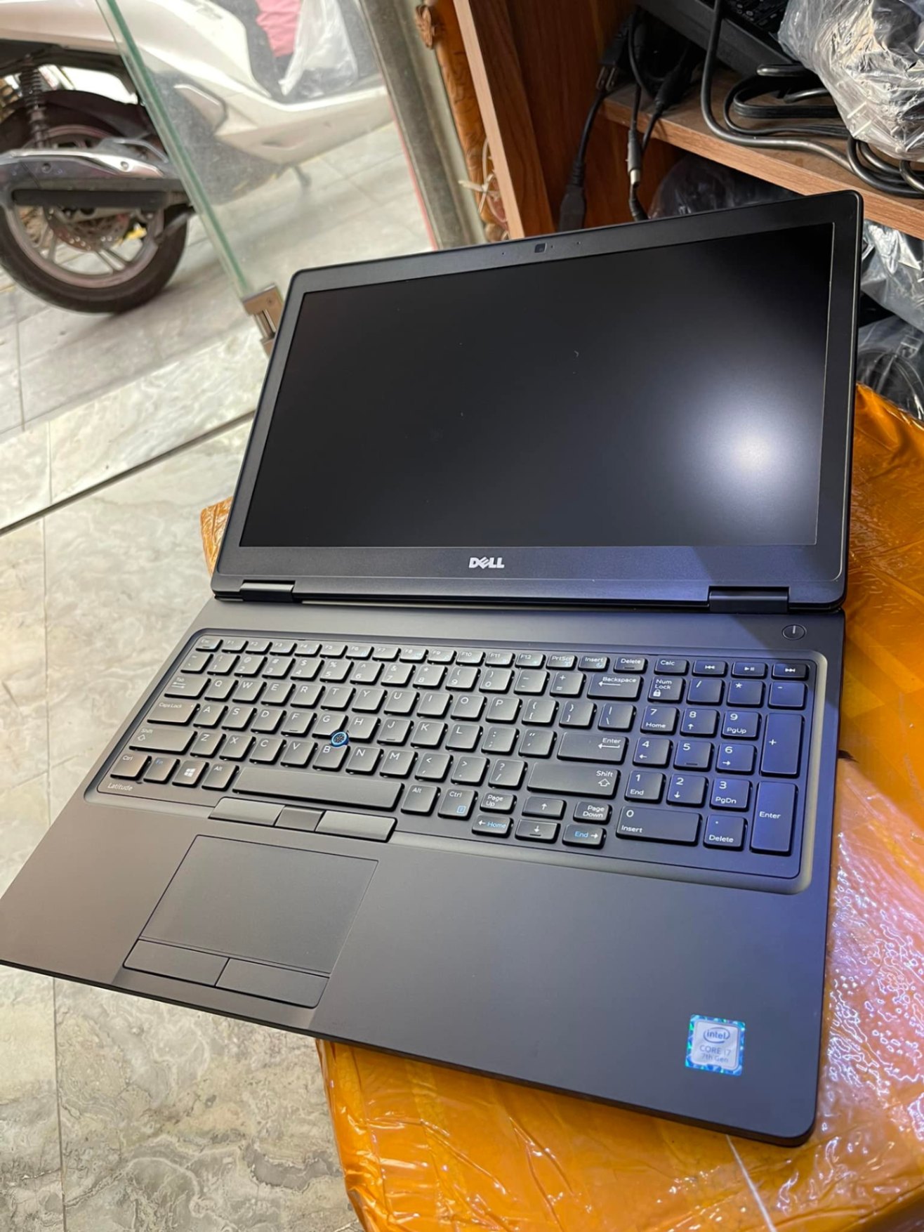 Dell Latitude 5580, E5580 Core i5, màn hình 15.6 FHD, Ram 8gb, ổ cứng SSD 256gb, cạc VGA , máy tính văn phòng 99%
