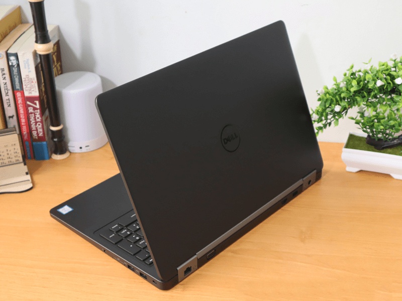 Laptop Dell 5570 màn hình cảm ứng 15.6 FullHD, Core i5, Ram 8gb, ổ cứng SSD 256gb, màn hình15INCH, CARD VGA rời, máy 99% cao cấp