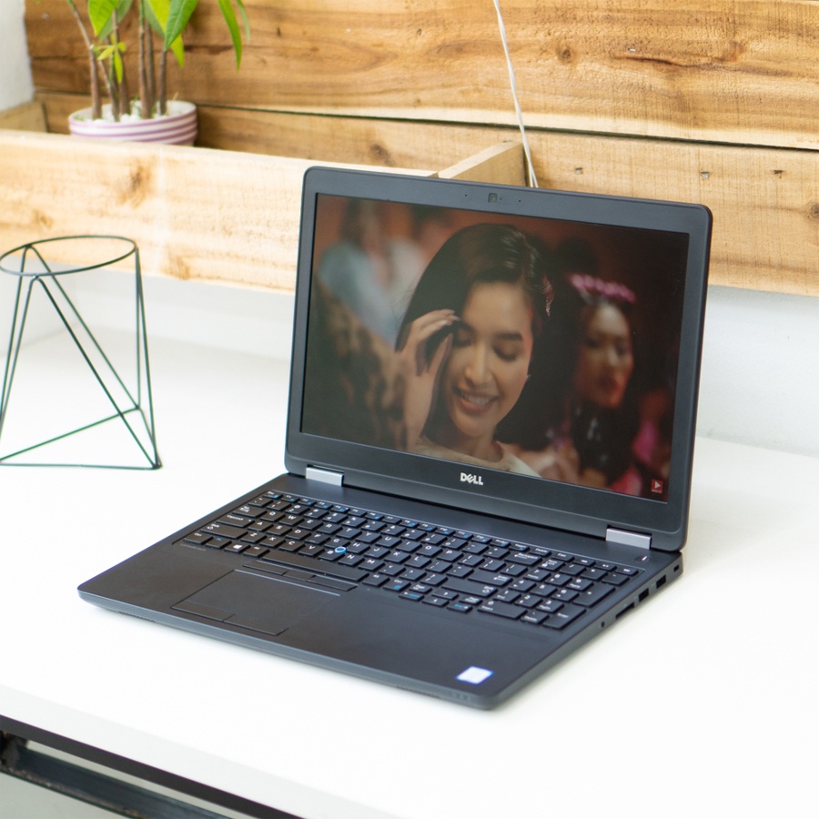 Laptop Dell 5570 màn hình cảm ứng 15.6 FullHD, Core i5, Ram 8gb, ổ cứng SSD 256gb, màn hình15INCH, CARD VGA rời, máy 99% cao cấp