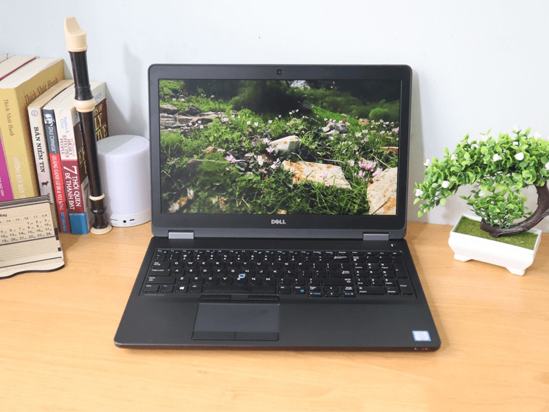 Laptop Dell 5570 màn hình cảm ứng 15.6 FullHD, Core i5, Ram 8gb, ổ cứng SSD 256gb, màn hình15INCH, CARD VGA rời, máy 99% cao cấp