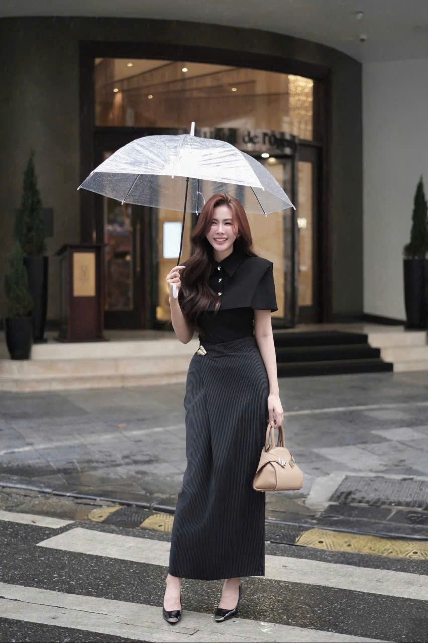 Đầm Cổ Vest Đen Tab Hoa Cài