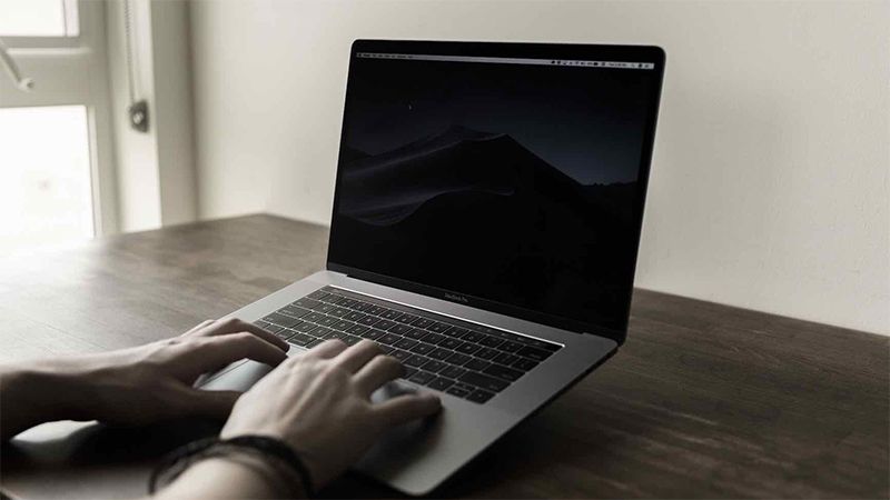 Màn hình MacBook tối khi dùng pin? Nguyên nhân và cách xử lý