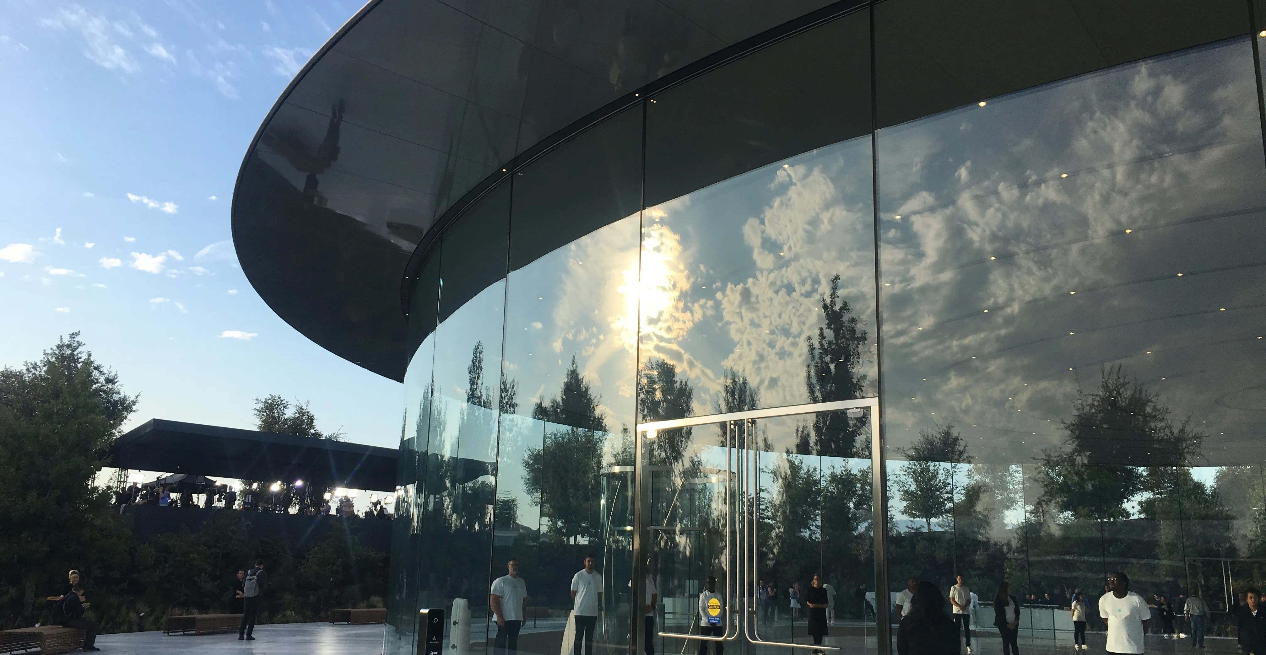 Apple-truoc-them-chuyen-giao-lich-su-Tin-don-Tim-Cook-roi-ghe-CEO-vao-nam-sau-san-sang-buoc-len-Chu-tich-Hoi-dong-Quan-tri_3.webp