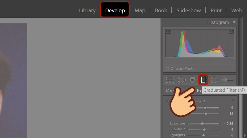 Chọn tab Develop và chọn công cụ Graduated Filter (phím tắt M)
