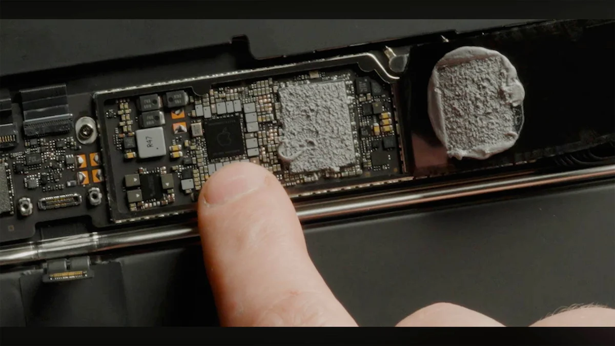Chi-voi-mot-mieng-tan-nhiet-SSD-hieu-nang-MacBook-Neo-co-the-tang-gan-20--1.webp