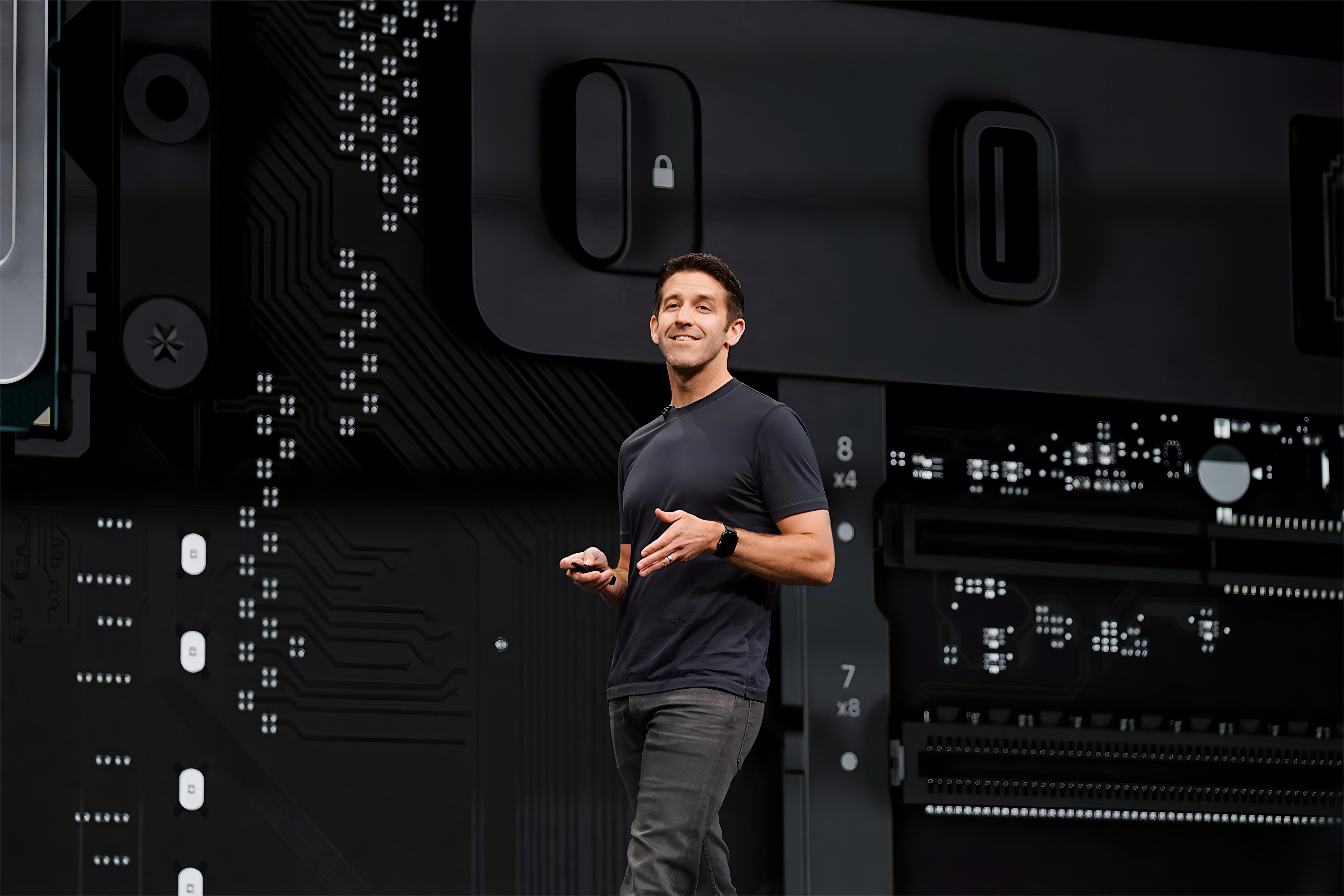 John-Ternus-la-ai-Ung-vien-sang-gia-ke-nhiem-Tim-Cook-tai-Apple.jpg