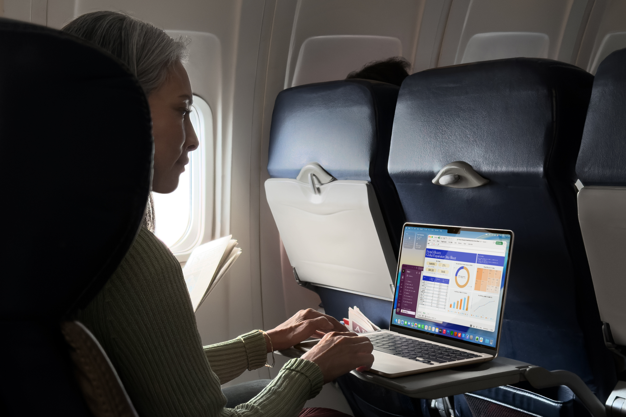 Apple-MacBook-Air-lifestyle-03-260303.jpg