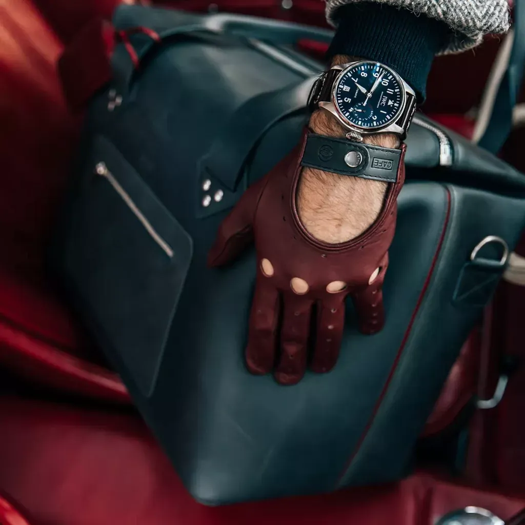 iwc-driving-gloves-red-front-1.webp