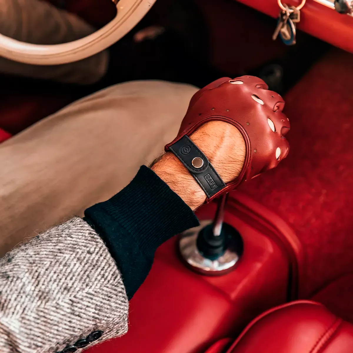 iwc-driving-gloves-red-front-1.webp