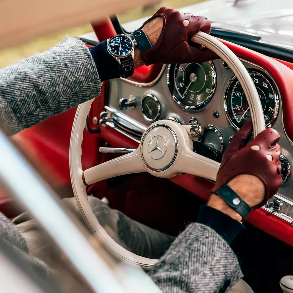 iwc-driving-gloves-red-front-1.webp