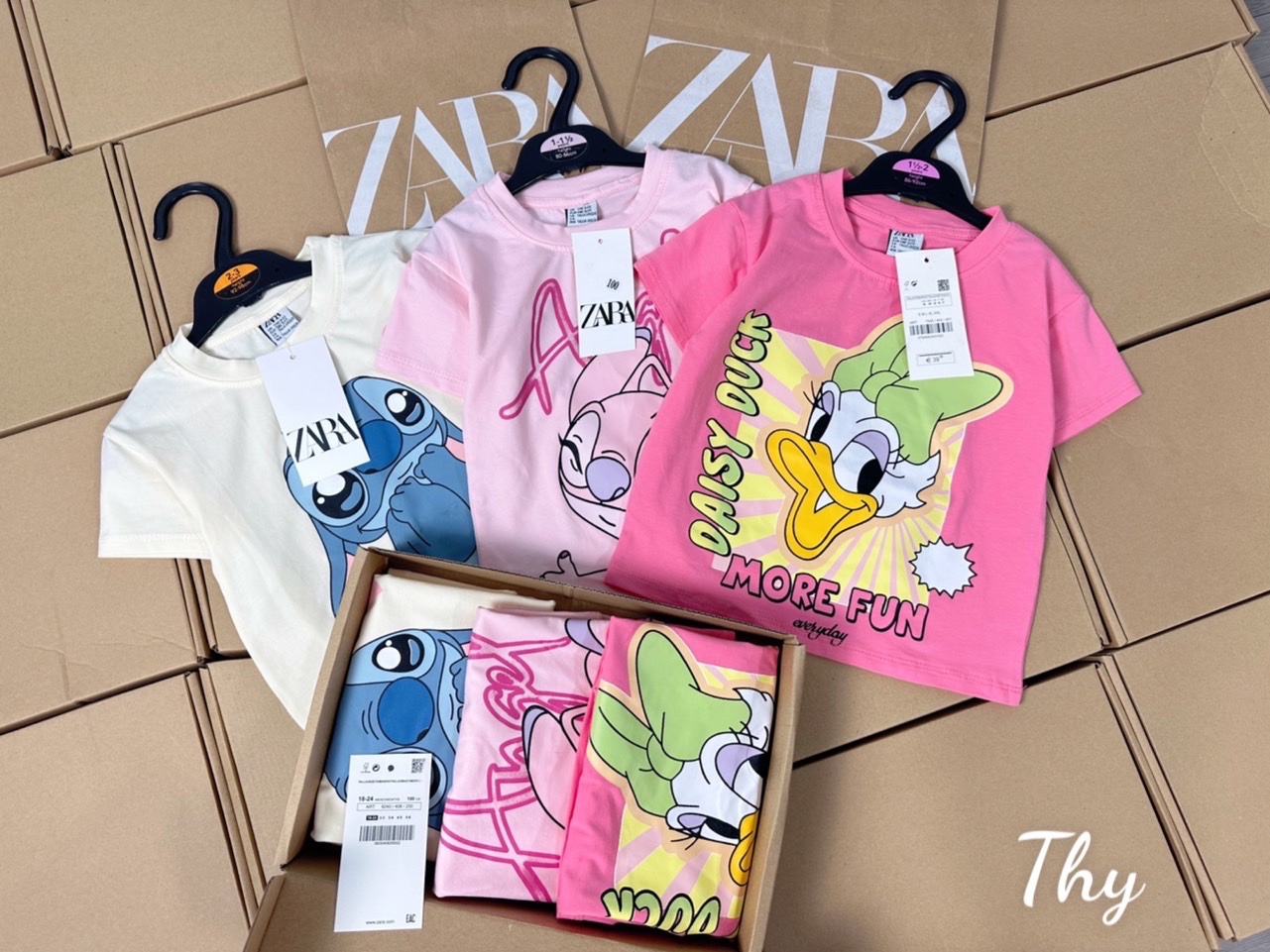 S12809 Set 3 áo bé gái cottong zarrra in hình hồng trắng dasy duck