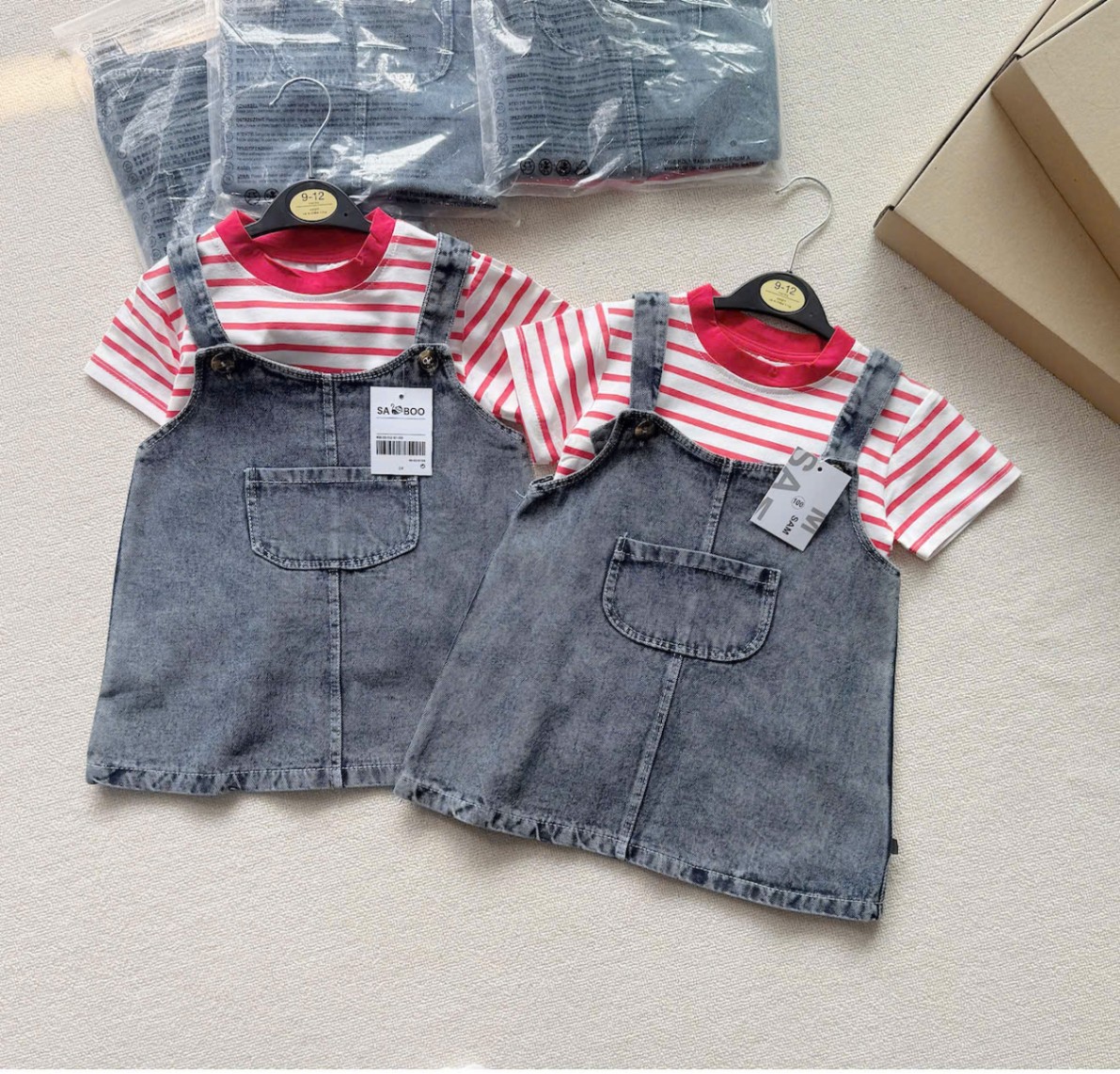 S16645 Set áo cotton kẻ đỏ yếm jeans