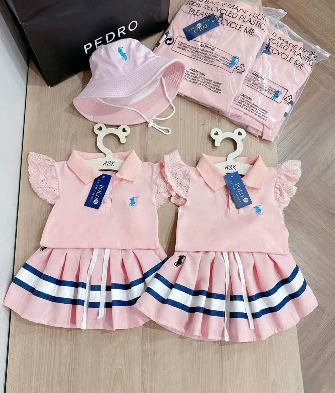 S16641- 🐻Set váy polo thêu ngựa hồng kèm mũ🐻