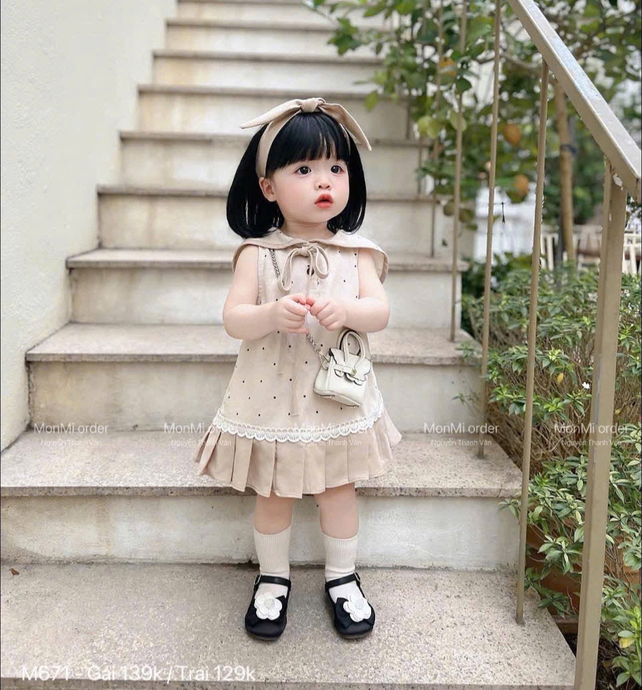 V17909 Váy chấm bi bé gai