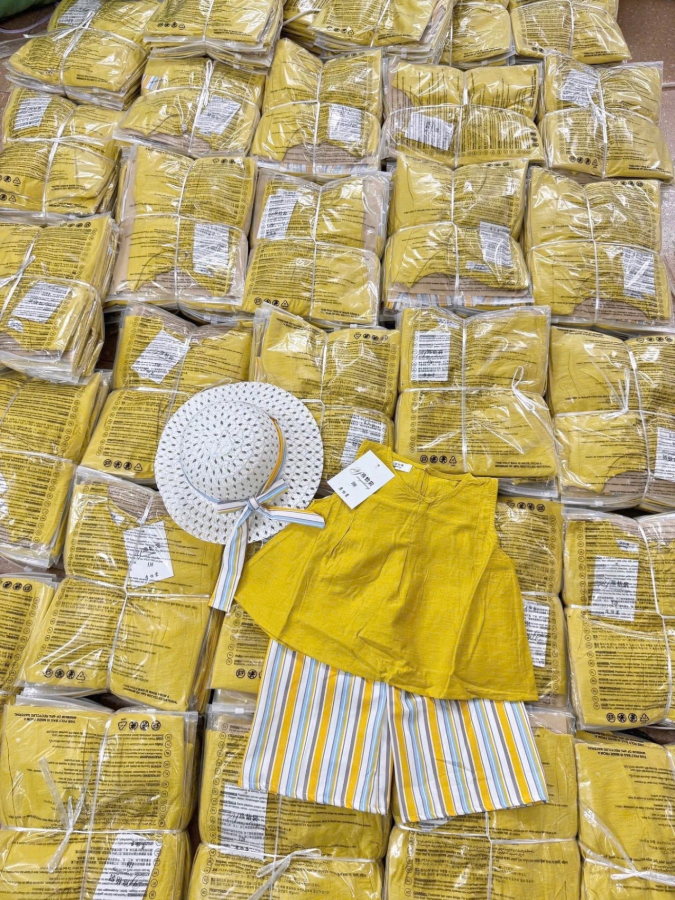 S18040 Set áo vàng quần suông kẻ kèm mũ