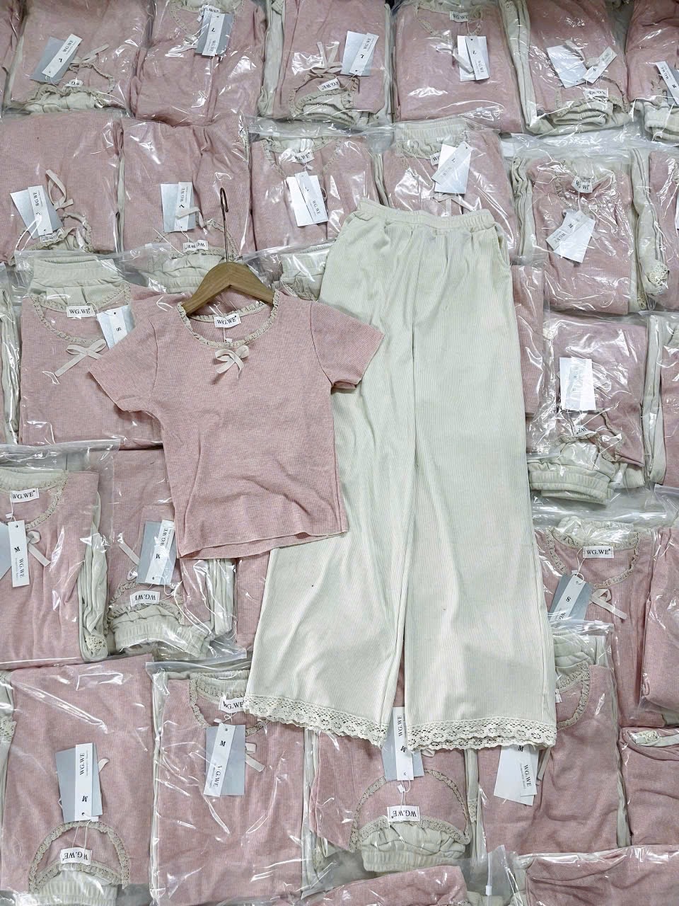 B18041 Set áo hồng quần hoa gấu viền ren