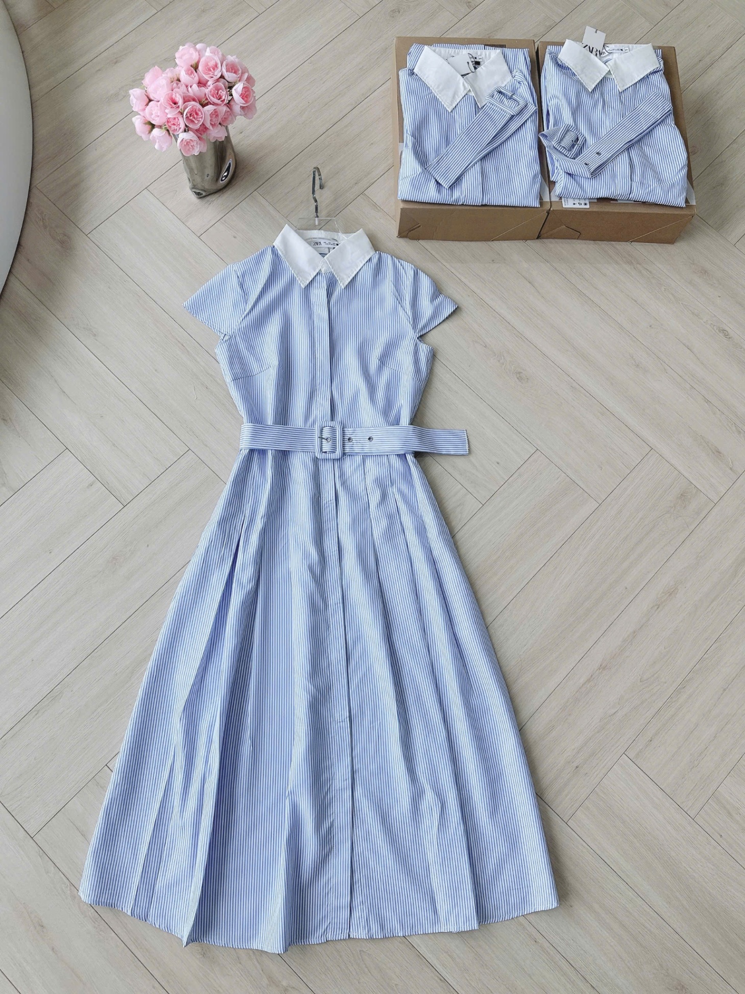 V18122 VÁY KẺ PHỐI CỔ ĐAI EO