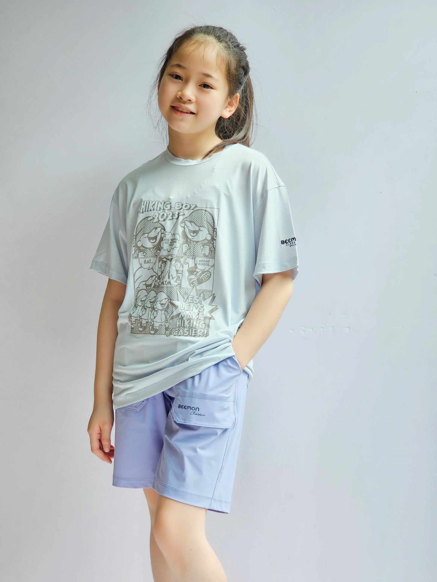 Áo phông cho bé, cổ tròn, ngắn tay, họa tiết trước ngực, có chữ Hiking Boy 2023, 3 màu