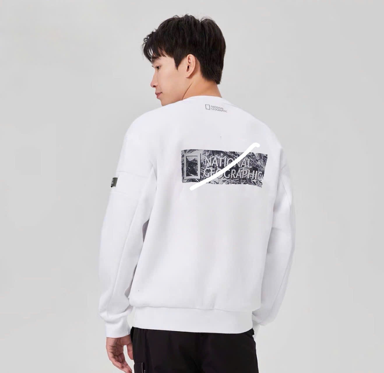 Áo nỉ sweater cổ tròn, dáng unisex, in logo trước và sau lưng, logo tay