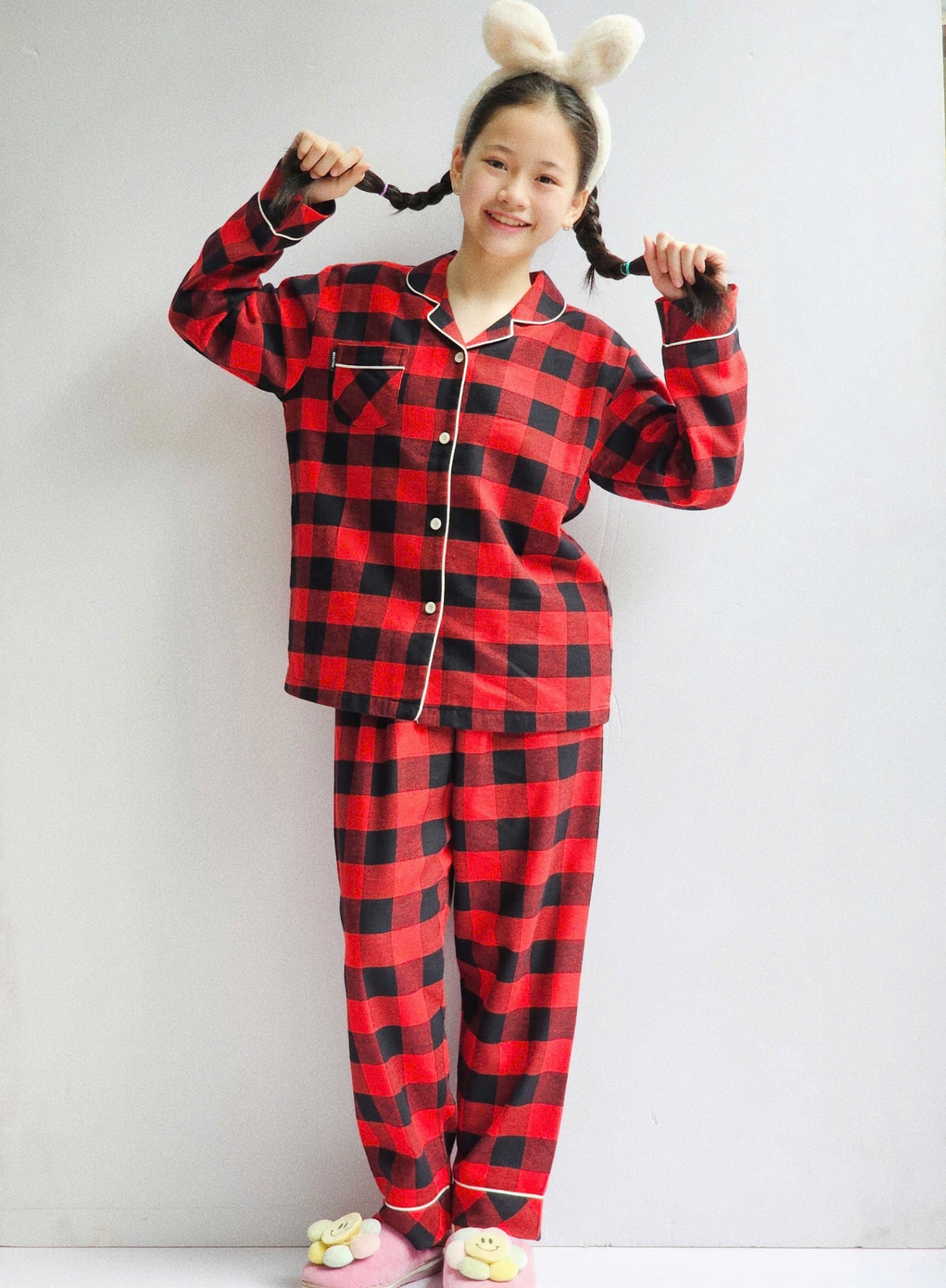 Bộ mặc nhà pijama cho bé, viền áo trắng, họa tiết kẻ đen phối đỏ