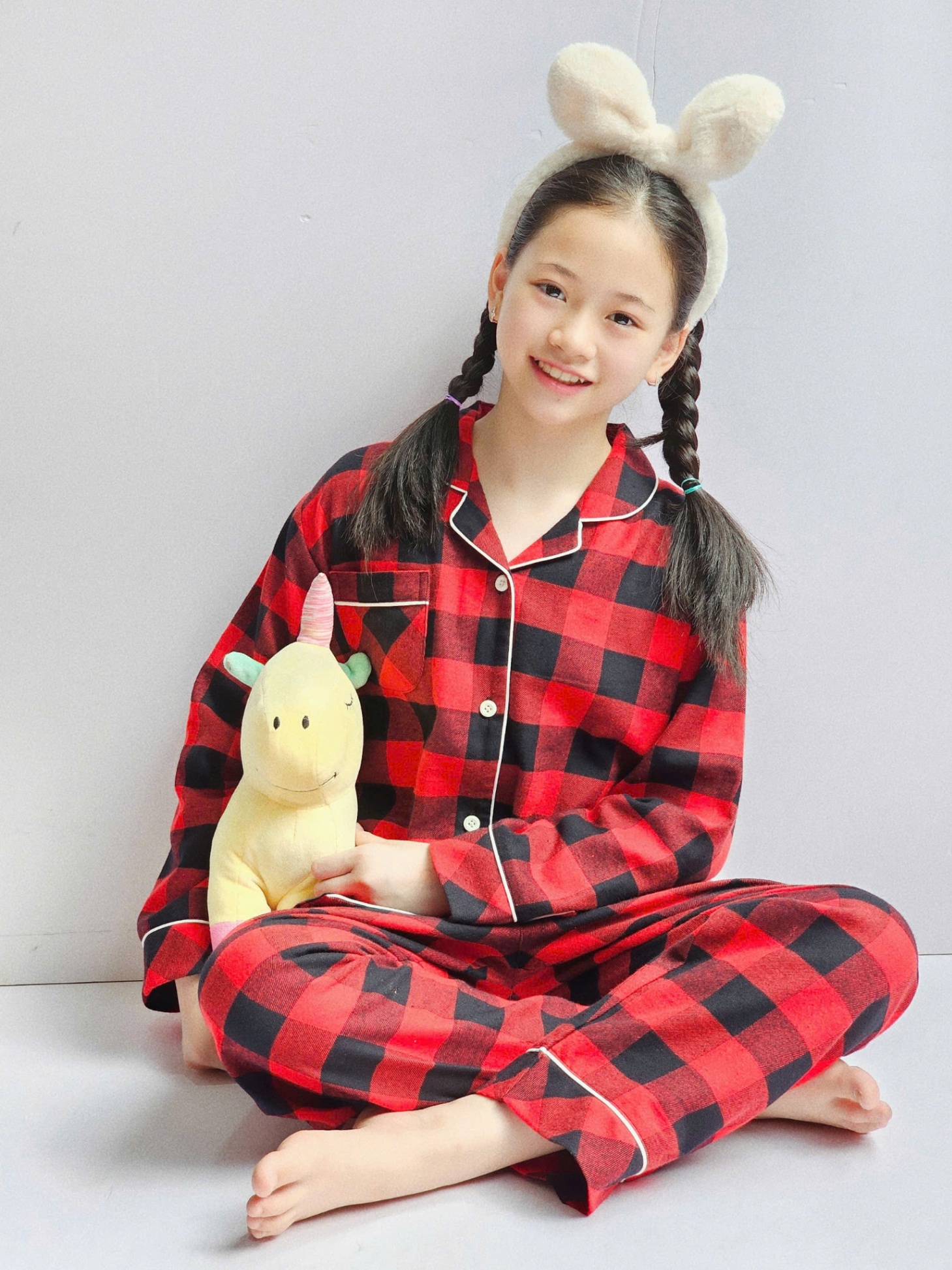 Bộ mặc nhà pijama cho bé, viền áo trắng, họa tiết kẻ đen phối đỏ